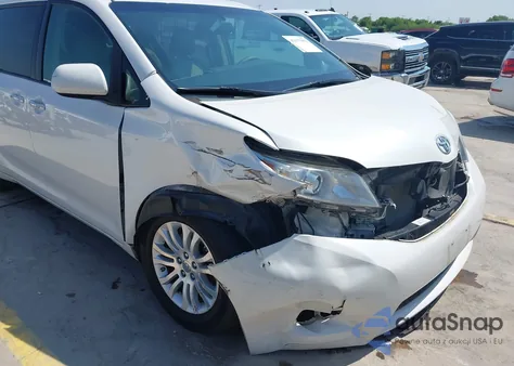 2015 Toyota Sienna Xle 8 Passenger z USA, uszkodzony, nr VIN 5TDYK3DC3FS549992